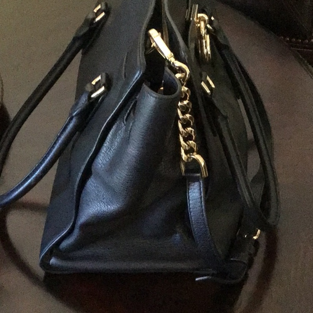 💕Gorgeous Michael Kors Tote/Handbag. Black with gold hardware.💕 - Picture 5 of 9